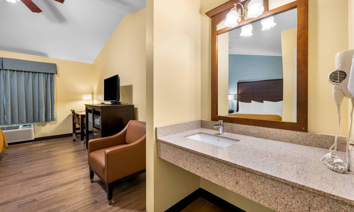 Eau Claire Hotel | Econo Lodge Inn & Suites Eau Claire South