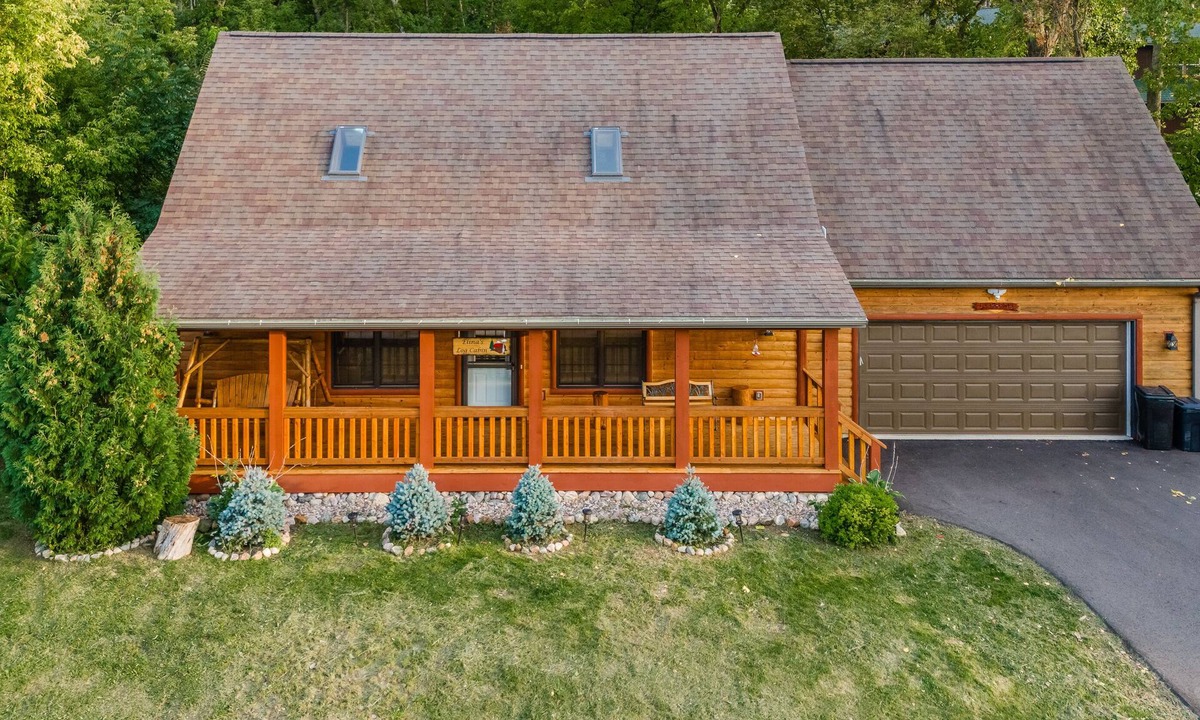 Baraboo Cabin | Elina’s Log Cabin, new on the market, steps from Devil’s Lake State Park.