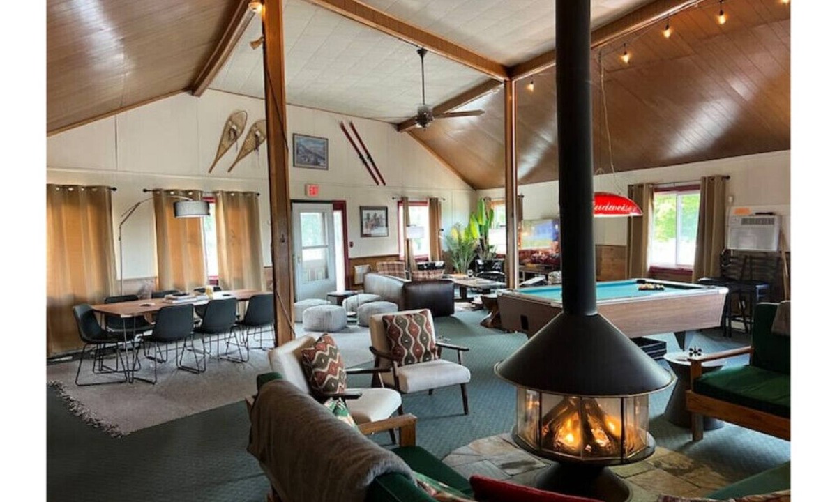 Stratton and Bromley Ski Areas House | Entire Hotel 50 Person Capacity Bromley View Inn