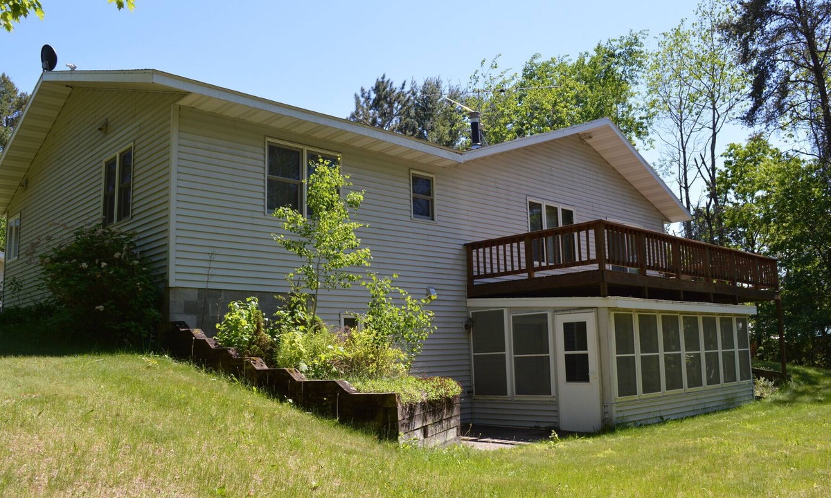 Spooner House | ESCAPE AT THE LAKE, relax and enjoy your stay in this immaculate LAKE HOME!
