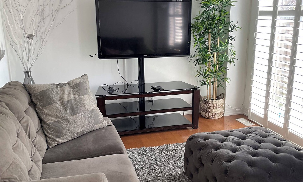 Milton House | Executive End Unit Townhome