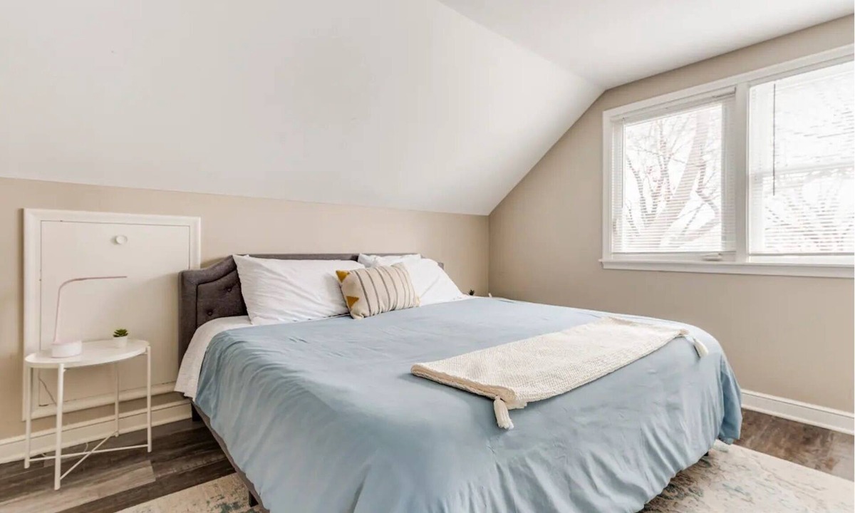 Minneapolis House | Experience Minneapolis; entire house, close to Downtown Uptown and UofM