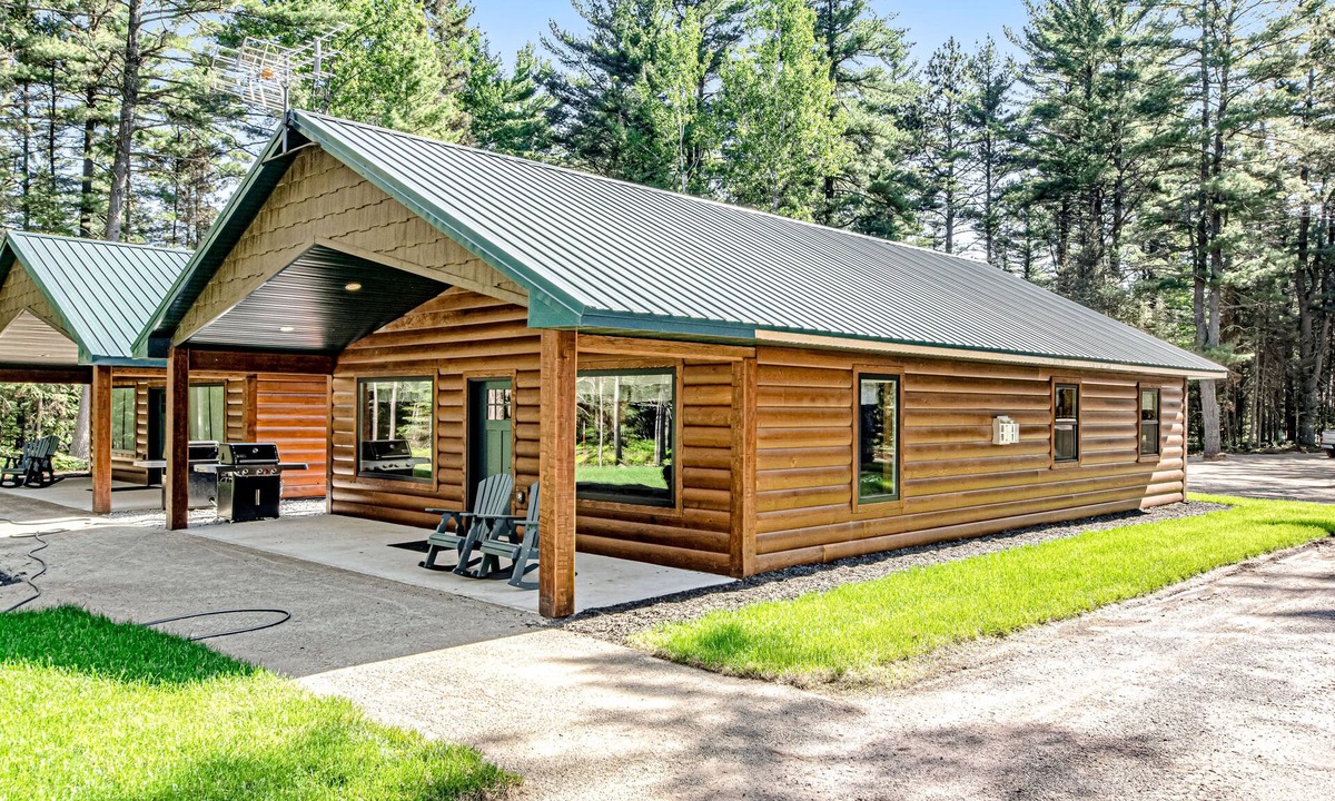 Conover House | Fantastic dog-friendly cabin with hot tub, fireplace, patio, grill, central AC, & W/D