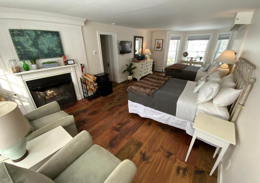West Dover House | Farmhouse 2 - Farm Road Estate - 3mi to Mt Snow