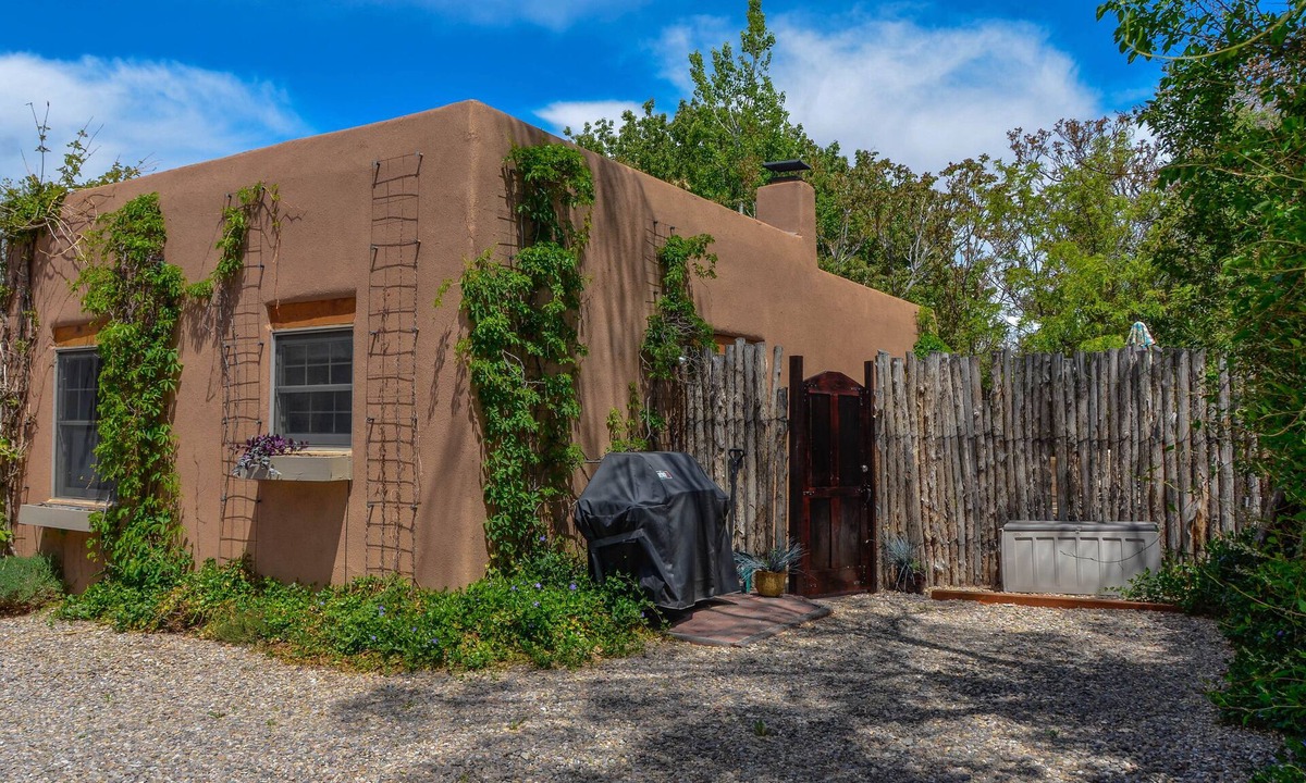 Downtown Santa Fe Cottage | Favorite Downtown Adorable Adobe ~ 8 min walk to Plaza