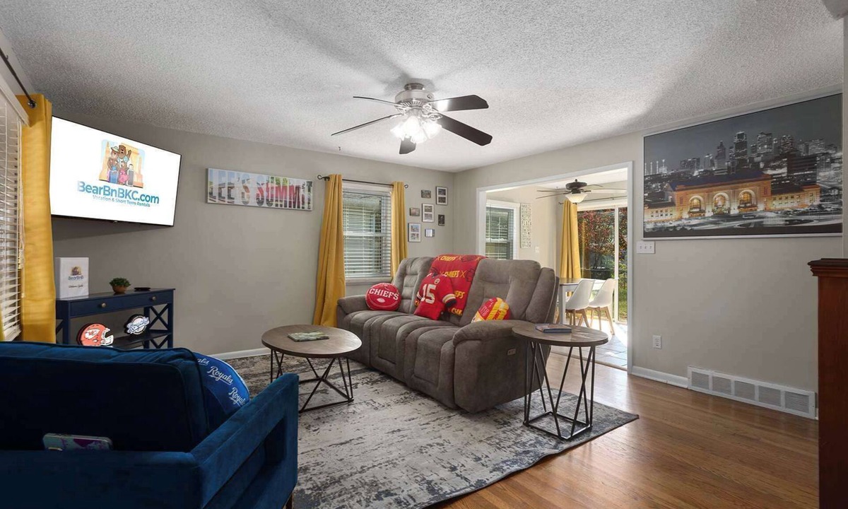 Lee's Summit House | MAJOR INTERNATIONAL SPORTING EVENT WC READY! 4 KING beds, Sleeps 8 Fenced Pets