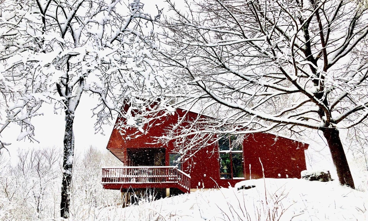 Manchester House | Fireplace, deck, pool, tennis, sauna, double height ceilings, Dogs welcome, views!