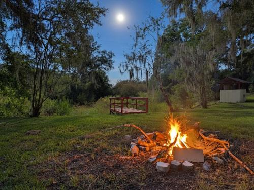 Citra House | Forest Hideaway Screened Porch Grill