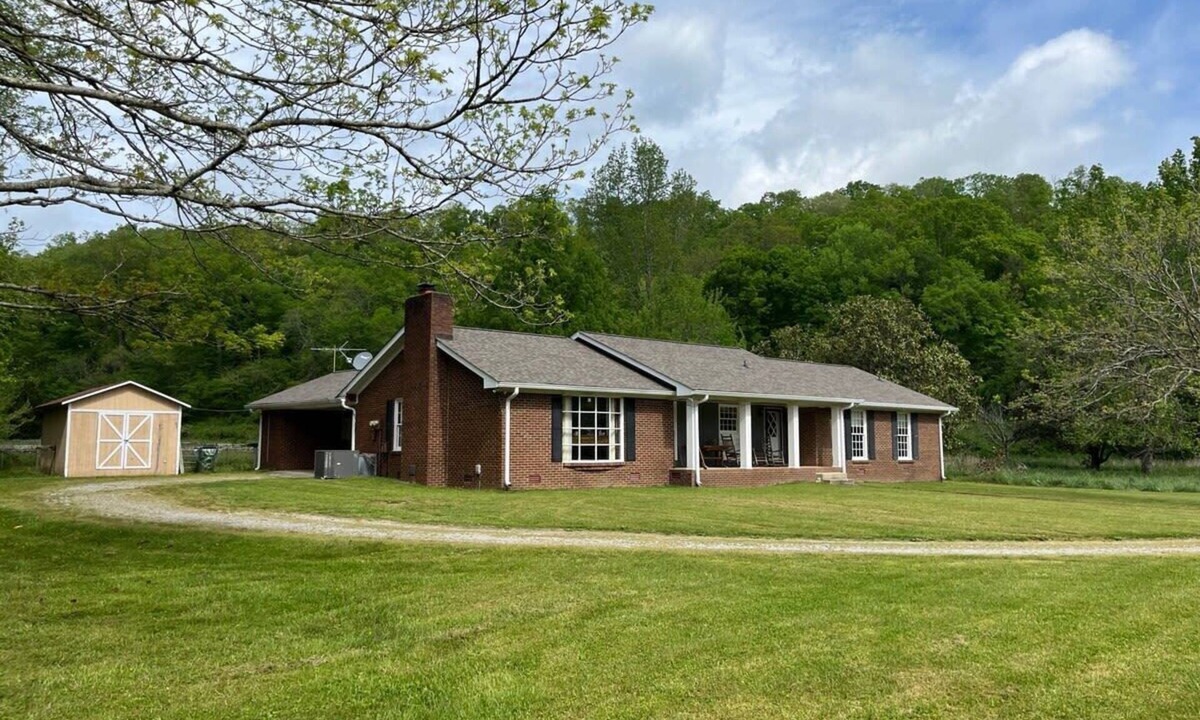 Franklin Hostel | Fork Inn's Southern Hospitality Ranch/hottub opt