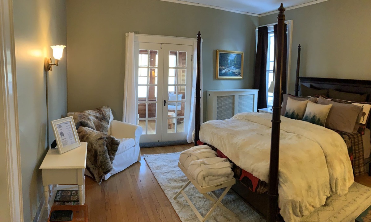 Saranac Lake Bed & Breakfast | Franklin Manor - Queen Suite Optional Adjoining