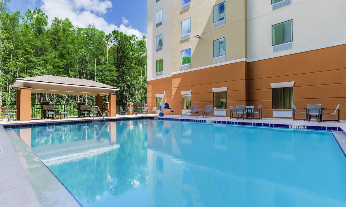 Florida Central Atlantic Coast Apartment | Fresh King Studio Suite | Full Kitchen & Outdoor Pool | 2.4 mi to Disney Springs