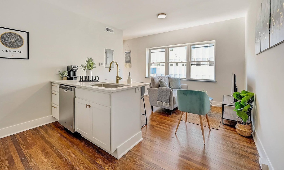 East Walnut HIlls Apartment | Frontdesk | 1 BR close to Krohn Conservatory