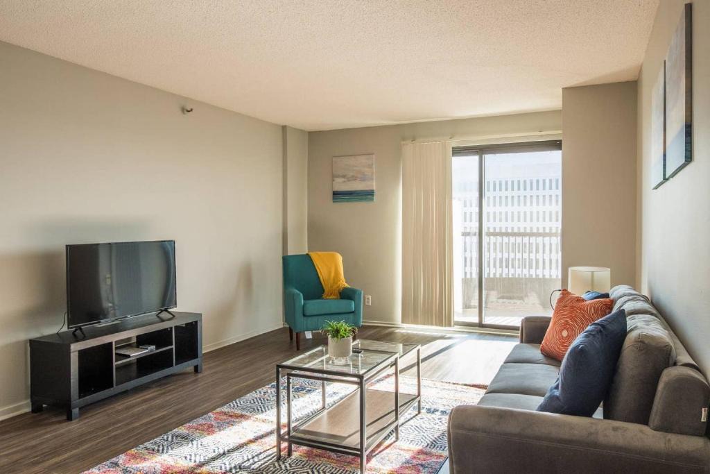 Gateway District Apartment | FRONTDESK The Churchill Apts Downtown Minneapolis