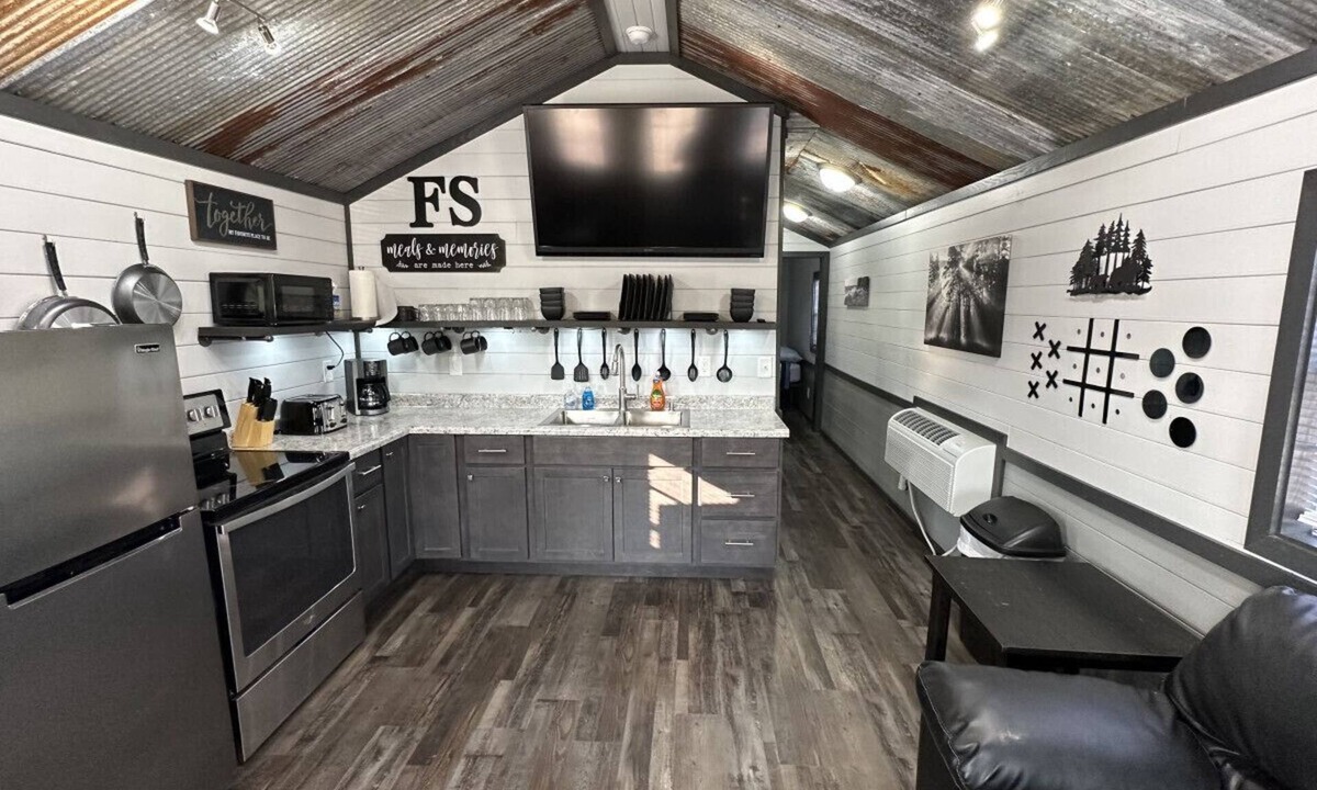 Annapolis Cabin | FS Rental #3 Annapolis, MO Black River