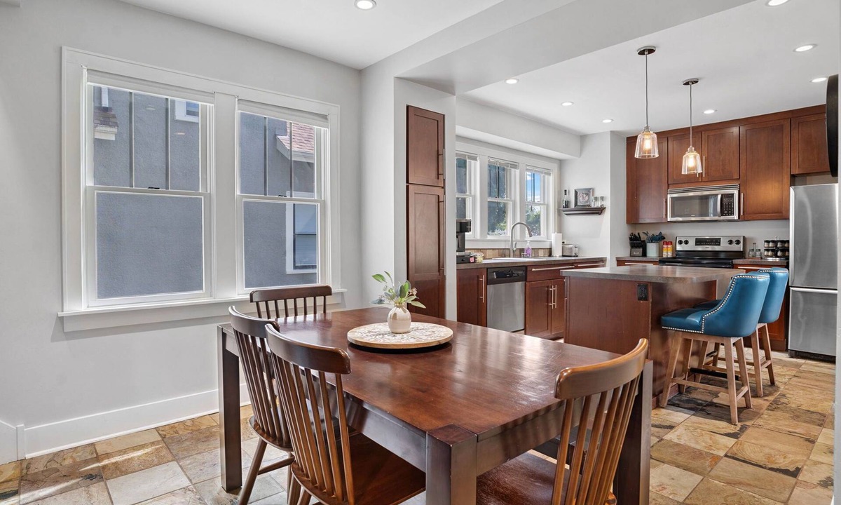 Robbinsdale House | Fully Loaded Entire Home, Fast Wi-Fi, and Pet Friendly, Fenced Backyard