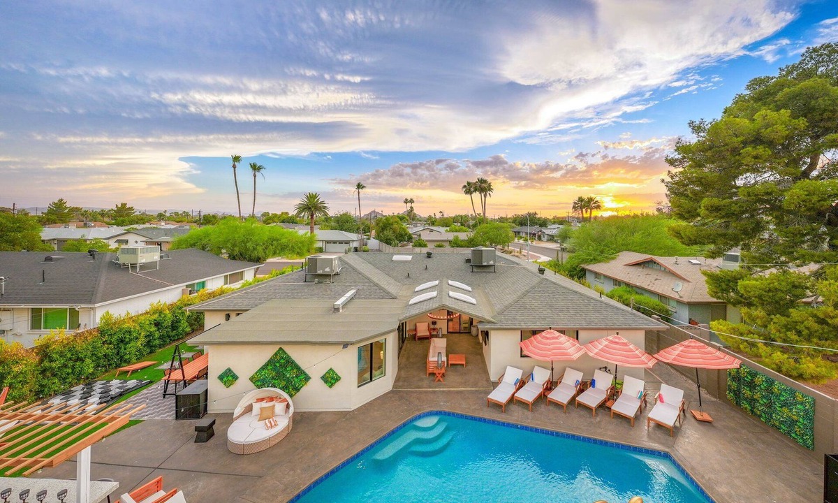 Village Grove House | Fun Poolside Paradise & BBQ Bliss