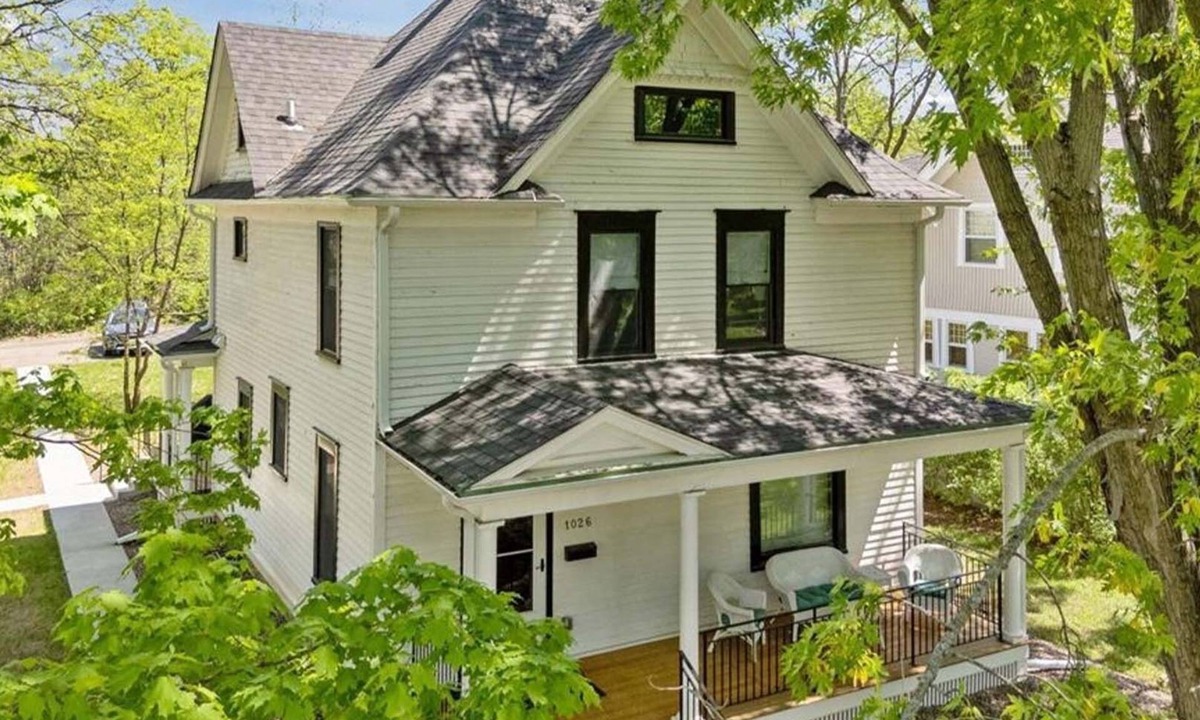 Hudson House | Furnished 3BR Corporate Rental, Walk to Downtown Hudson, 21 minutes to St. Paul
