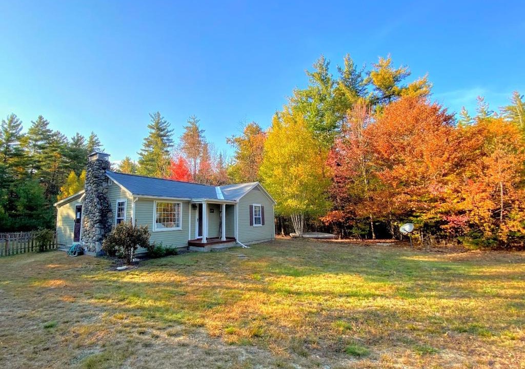 Easton House | GC Adorable home 20 minutes from CannonFranconia Notch Fire Pit wifi laundry Pet friendly