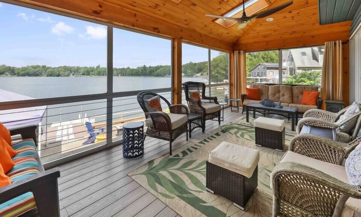Hinsdale House | Glorious Lakefront Retreat by Evergreen Home