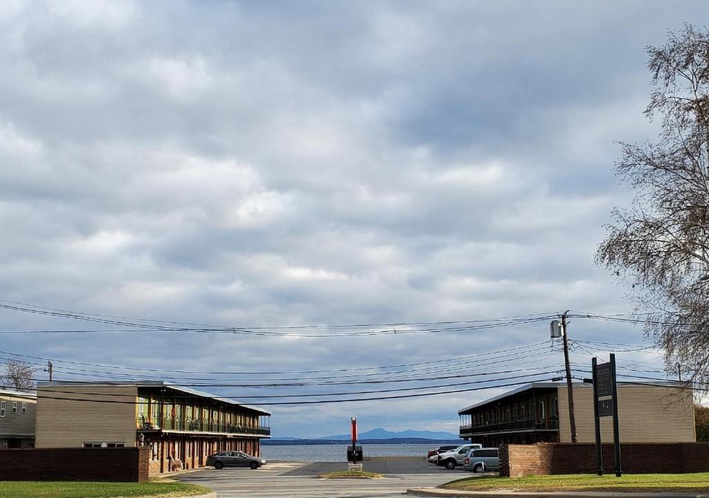 Plattsburgh Hotel | Golden Gate Lodging