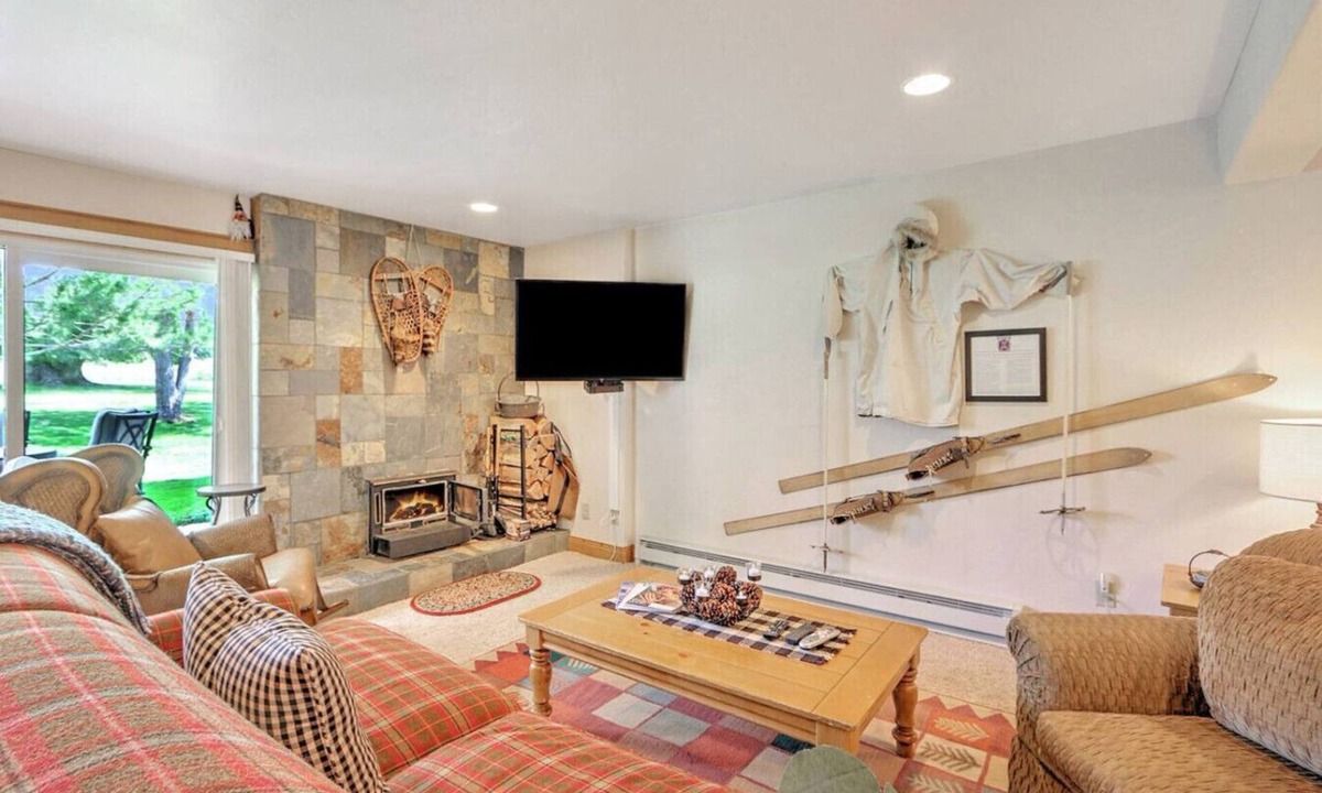 Carbondale Condo | Golf Course Condo w/Fireplace & 2 Fishing Badges!