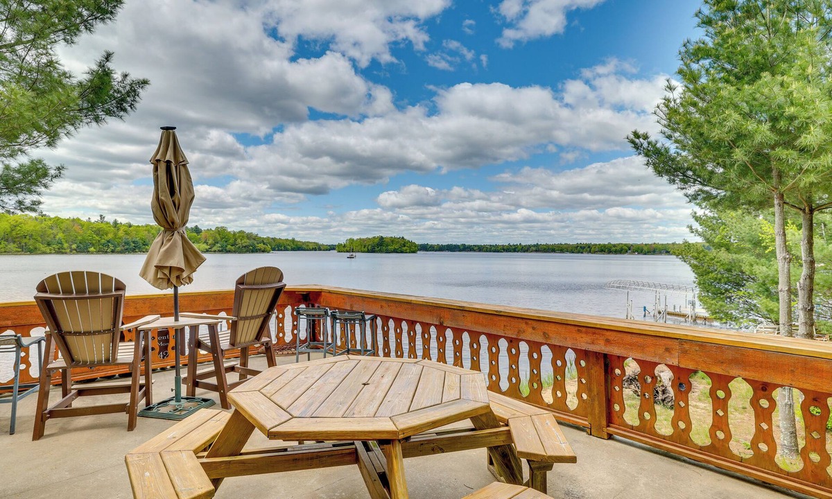 Neillsville House | Gorgeous Lake Arbutus Getaway w/Dock & Boat House