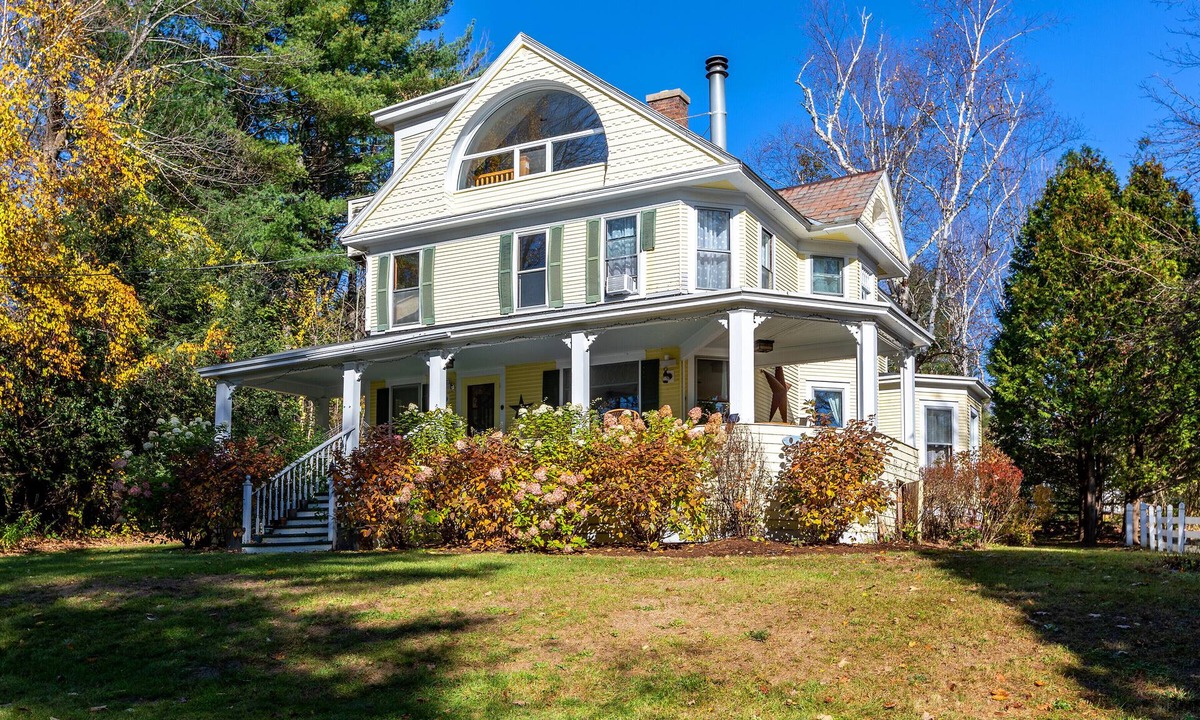 Manchester House | Gorgeous Mountain View in Manchester, Shopping, Dining, Spa. 5 min walk to town.