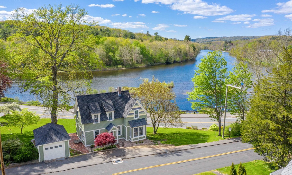 Collinsville House | Gorgeous River Views! On Rails to Trails and just steps to quaint Collinsville