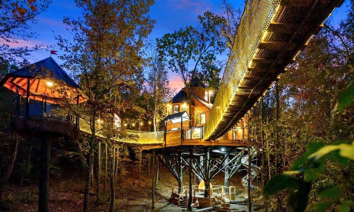 Broken Bow Cabin | Gorgeous Tree House with Hot-tub in Broken Bow, Oklahoma