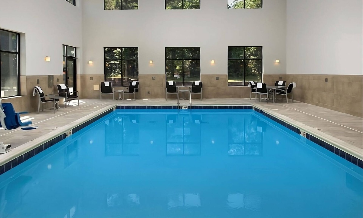 Athens Hotel | Great Relaxing Overnight Stay! 2 Comfortable Units, Indoor Pool, Free Breakfast!