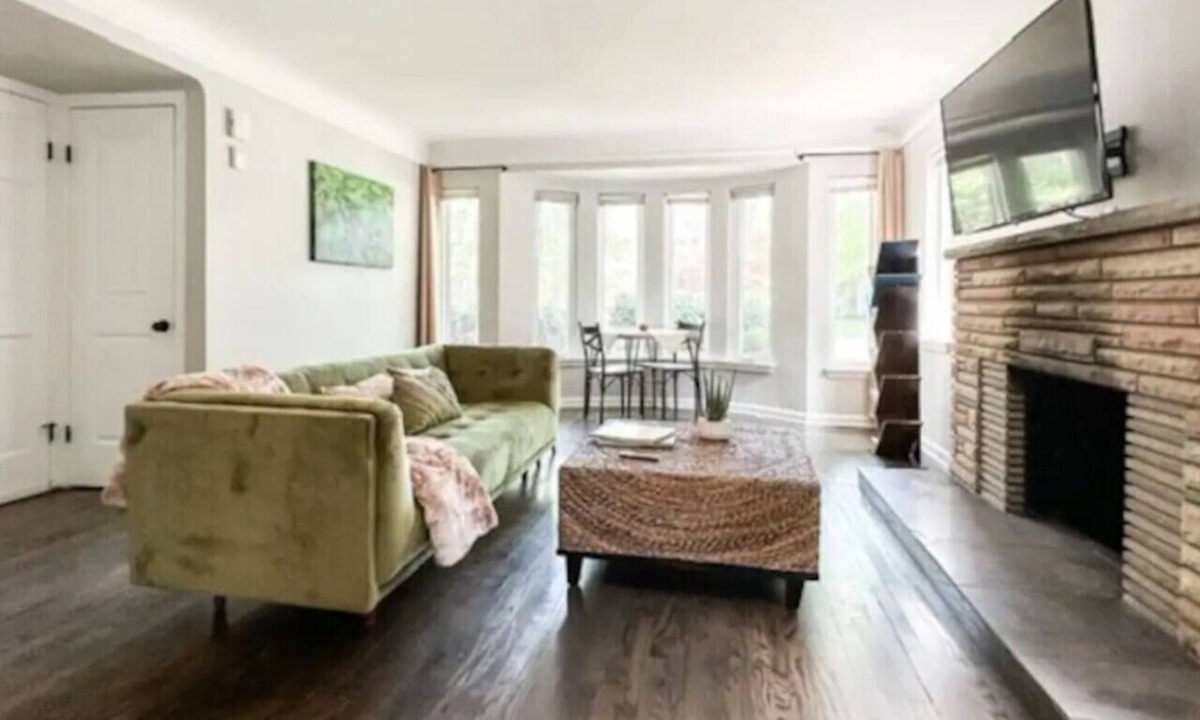 Grosse Pointe Apartment | Grosse Pointe Retreat | 3BR, Sleeps 8 & Relaxing