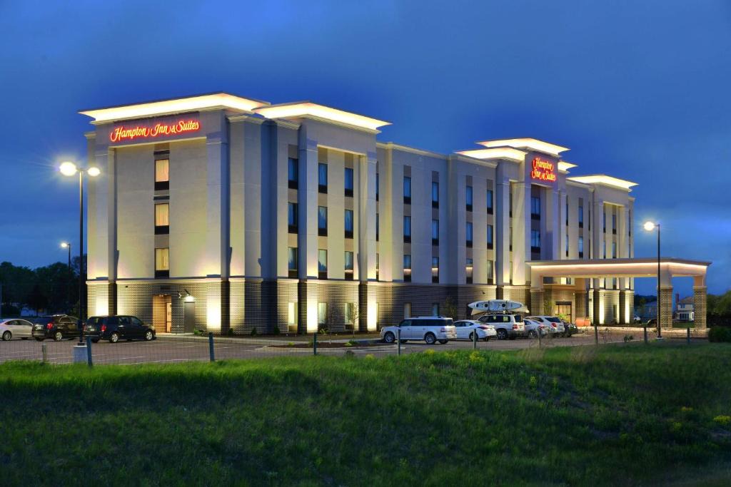 Lake Hallie Hotel | Hampton Inn & Suites Chippewa Falls