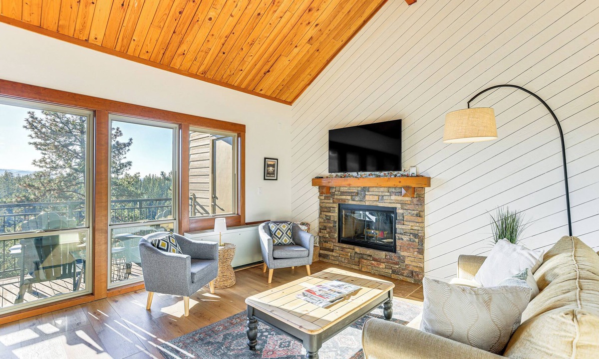 Bend Apartment | Hike, Ski & Golf: Bend Condo at Seventh Mtn Resort