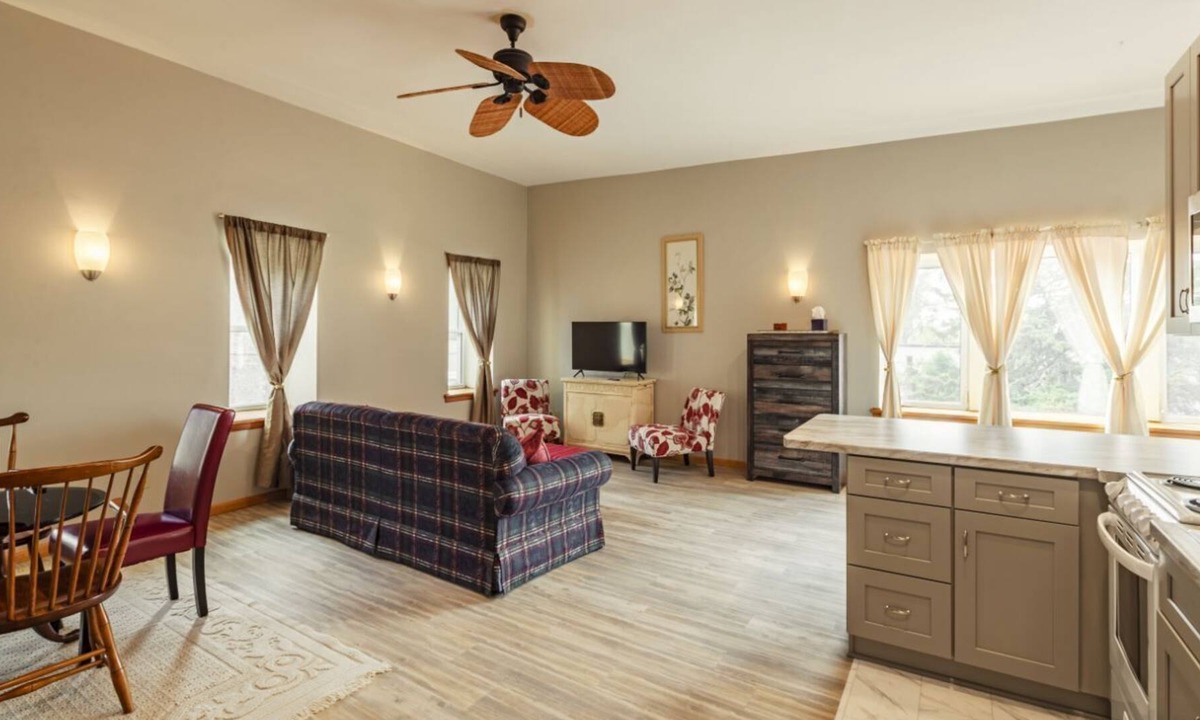 De Soto Apartment | Historic building with comfortable rooms in De Soto