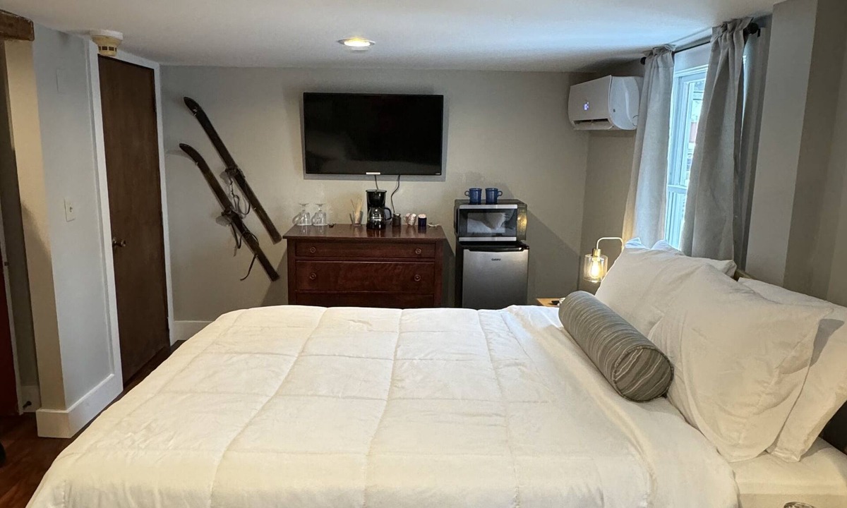 Chester Depot Bed & Breakfast | Historic Chester Inn! Circa, 1870 - right on Main Street & 20 minutes to Okemo!