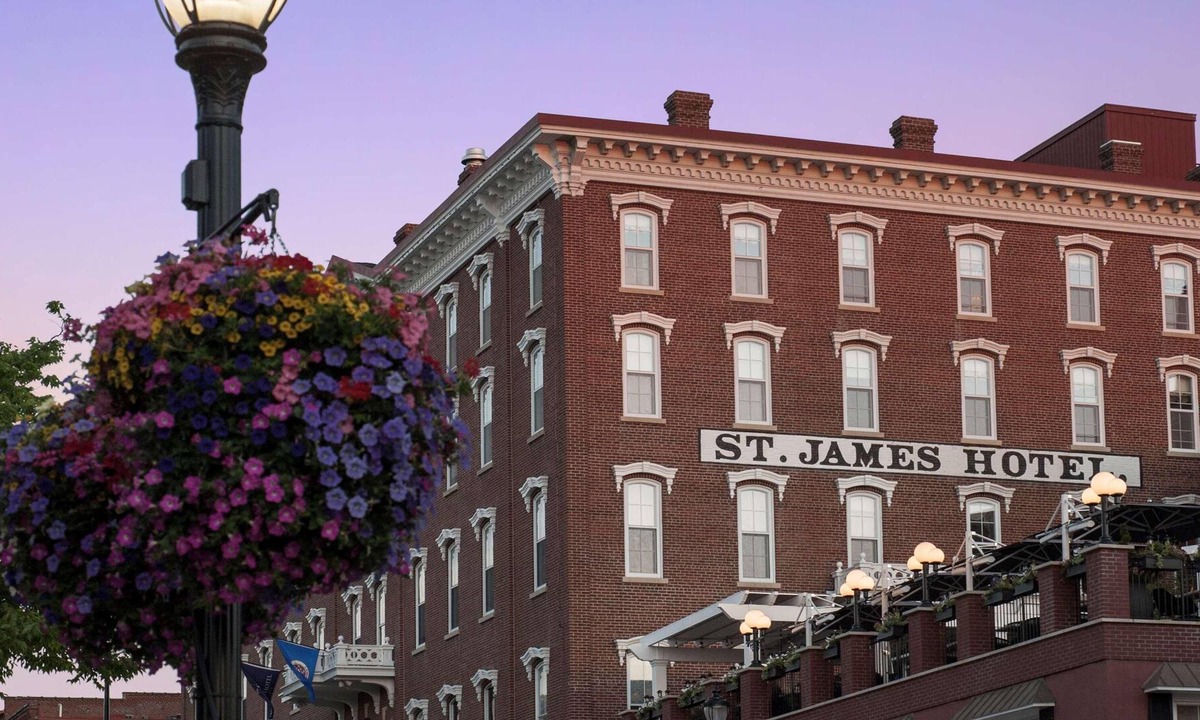 Red Wing House | Historic Red Wing Luxury Hotel-Spacious Deluxe room w/1 Queen bed-Bathrobes-Wifi