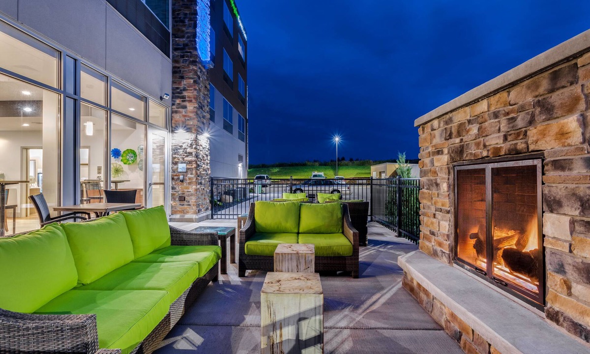 Rice Lake Hotel | Holiday Inn Express & Suites Rice Lake by IHG