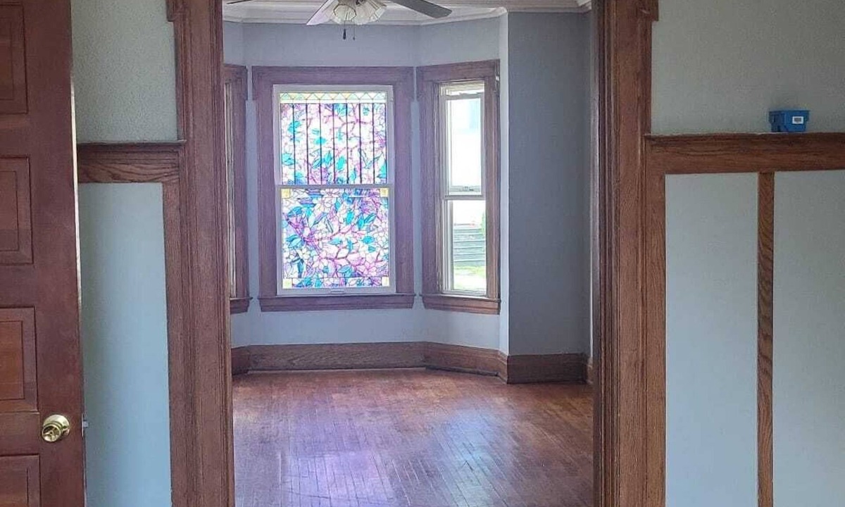 Watertown House | Home with 3 bedroom bath and 1 off-street parking,near the park circle Watertown