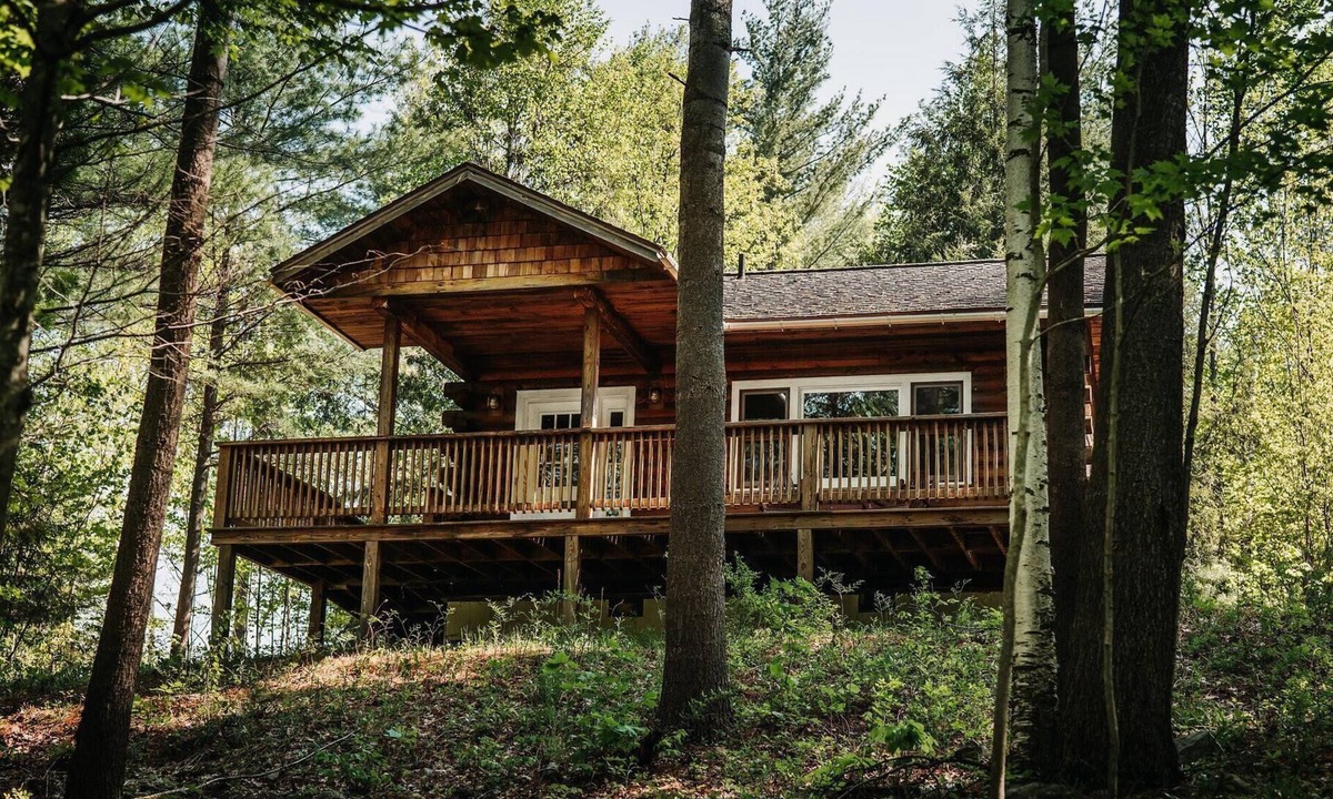 Keene Cabin | Honeymoon Cabin with Jacuzzi Tub