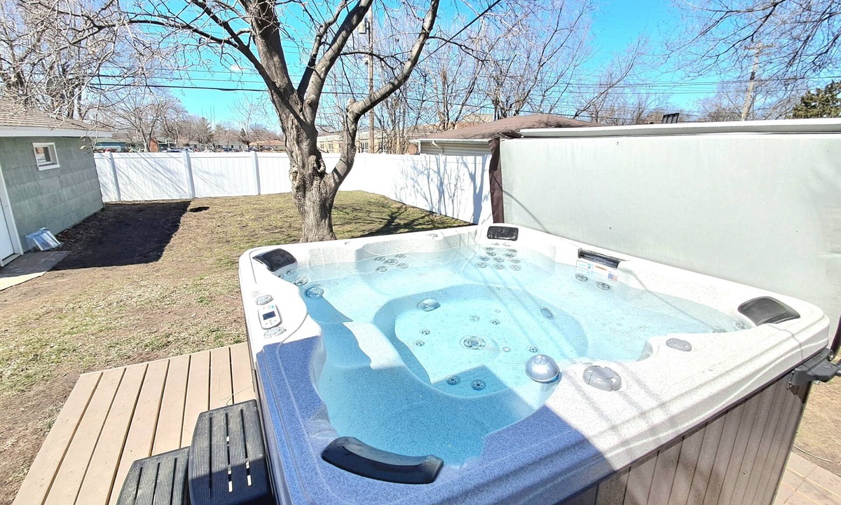 Richfield House | Hot Tub, 5 Minutes to Airport, Mall of America, Games, Family fun!