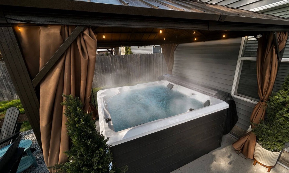 Geneva-on-the-Lake House | Hot Tub · Fire Pit · Arcade | Sleeps 8 | Walk to the Strip | GOTL