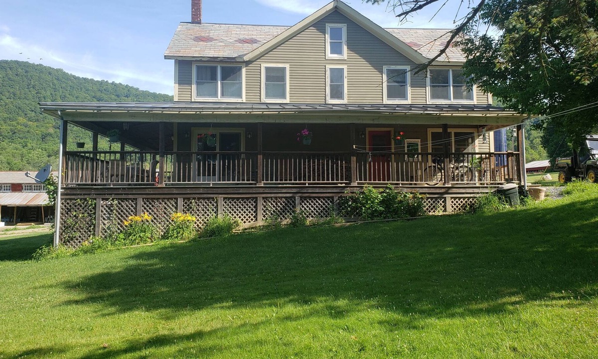 Town of White Creek House | Idyllic Farm Cottage