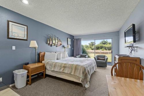 Ocean Shores House | King Bed Studio with Kitchenette - Pool and Hot Tub