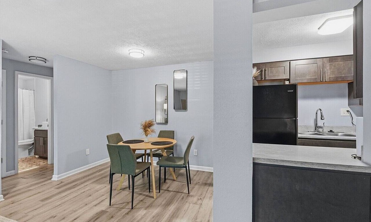 Kettering Apartment | King Canopy Bed I Sofa Bed I Next to Restaurants