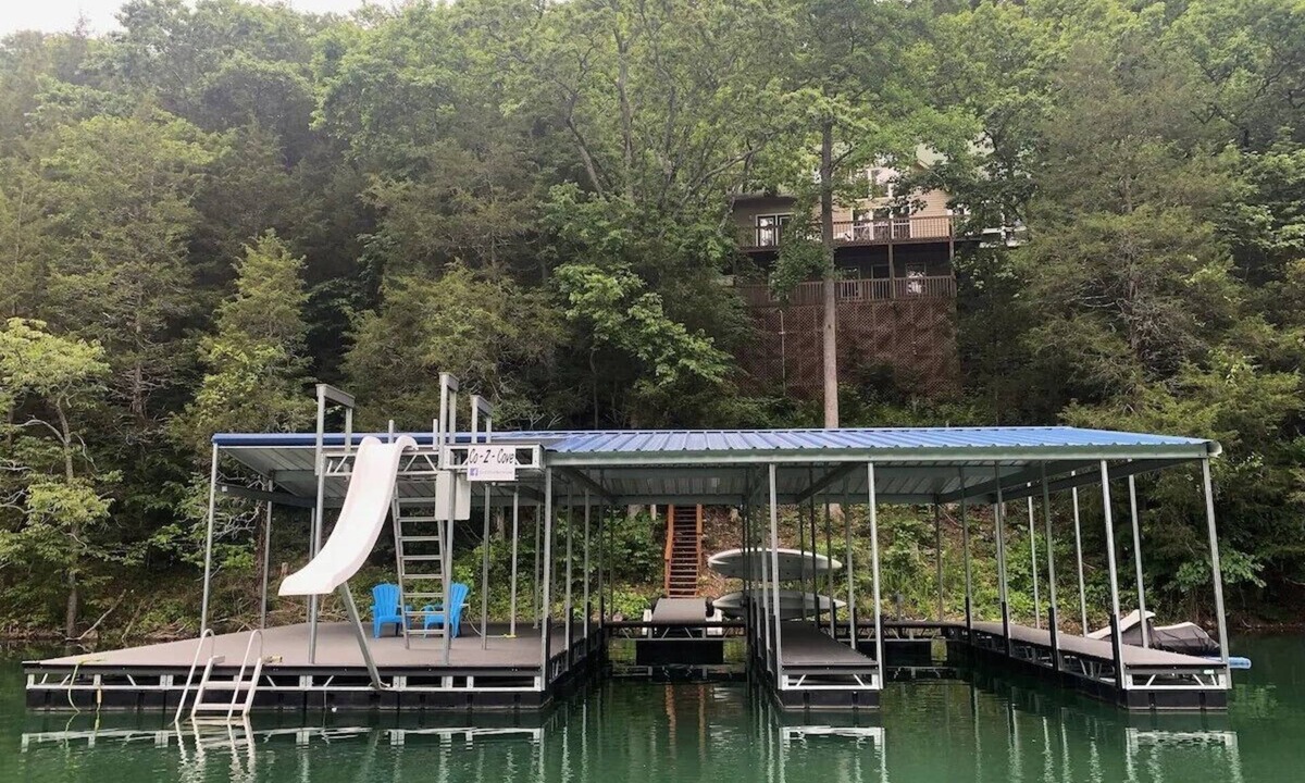 La Follette House | Kozy Kove Lakefront, tram,private cove near jumping bridge, fits 4+ families