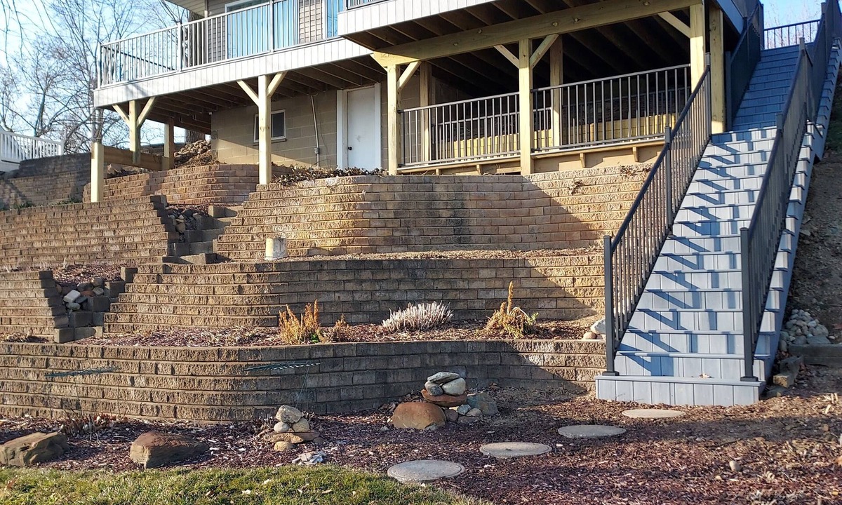LaGrange House | Lake cottage with a great view. Sylvan Cellars is 10 minutes away.
