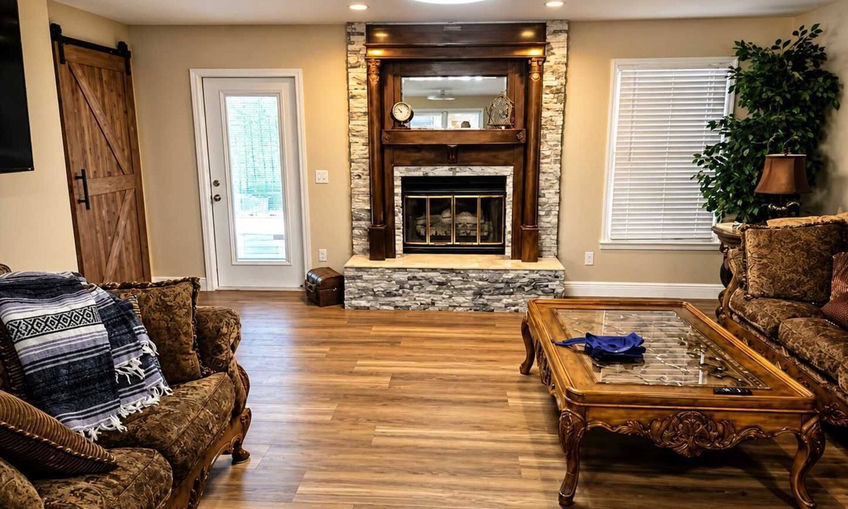 Georgetown House | Lake Eufaula Getaway | Pool Table & Game Room