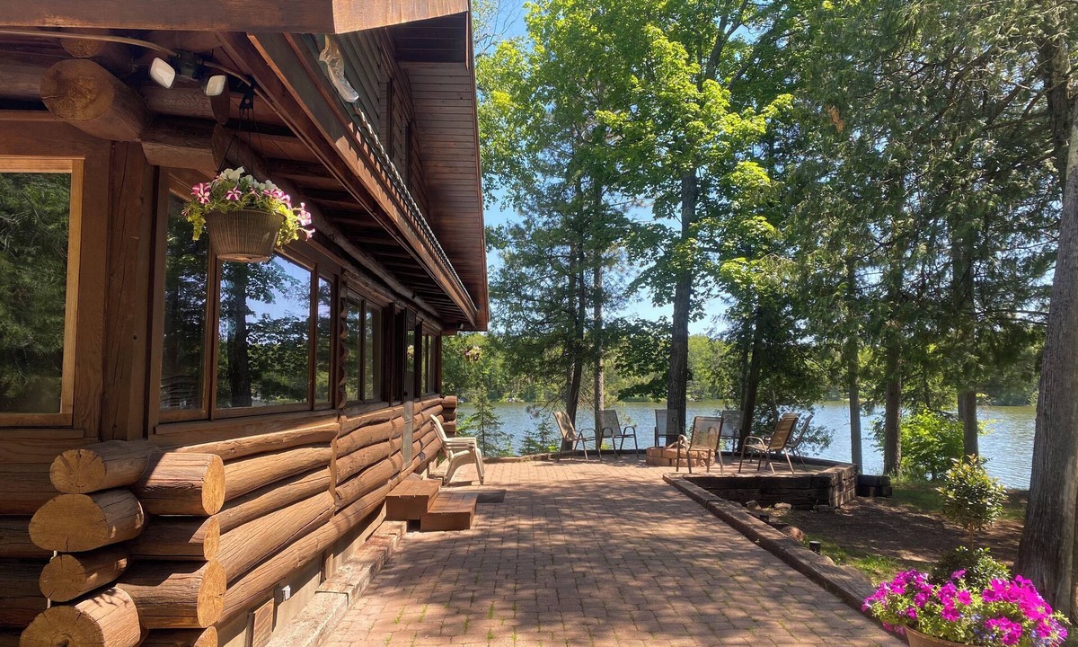 Duluth House | LAKE FRONT Beautiful Secluded Log Lodge Dog-Kid Friendly Sauna Views