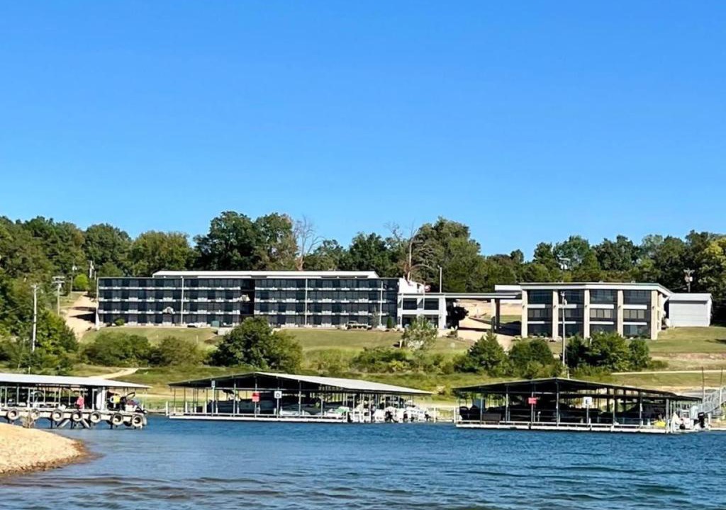 Henderson Hotel | Lake Norfork Resort