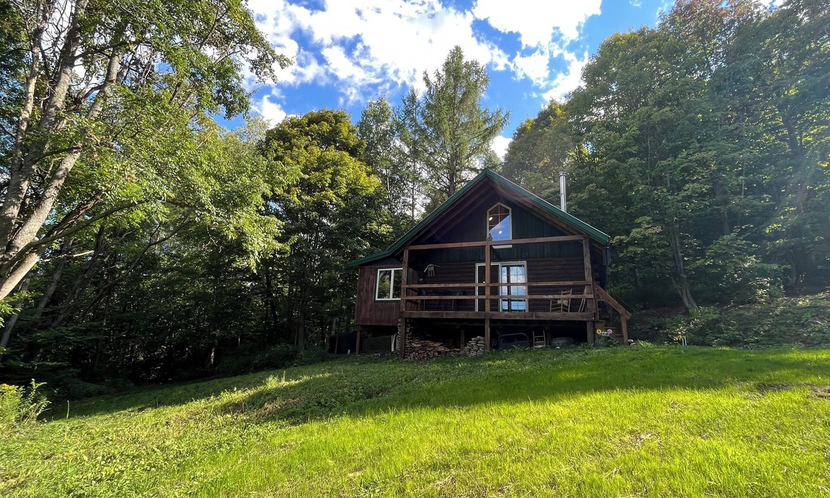 Scottsburg Cabin | Lake View with 7 Acres near Skiing